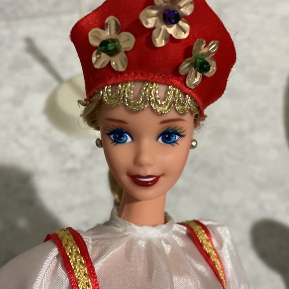 Barbie Collector Edition Russian Barbie doll with stand - Picture 7 of 11